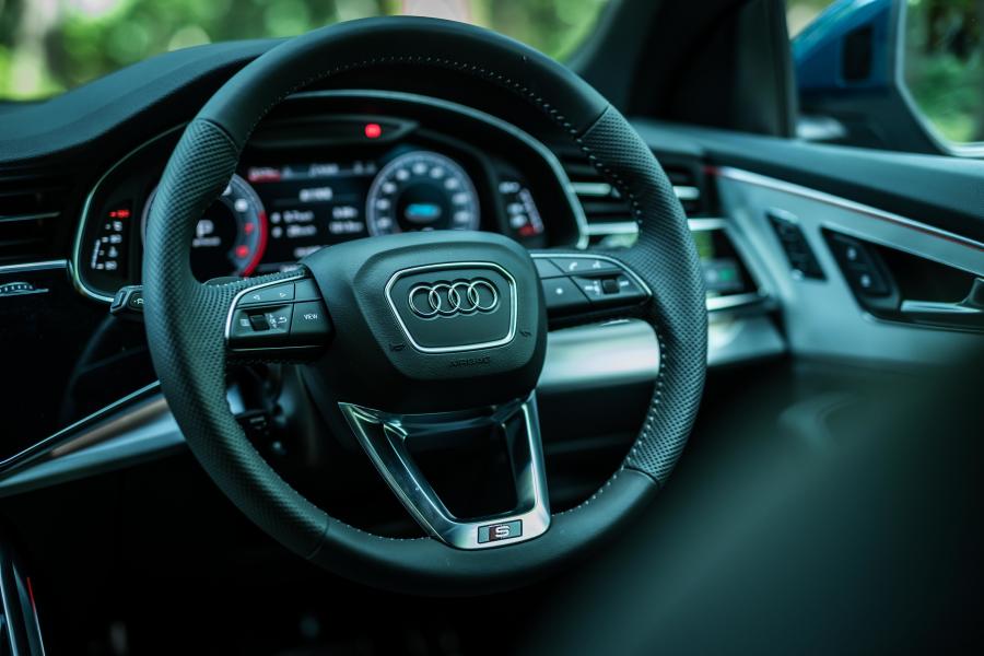 Панель приборов Audi Q8 55 TFSI Quattro S-Line 2019 года  (JP) (фото 33 из 37)
